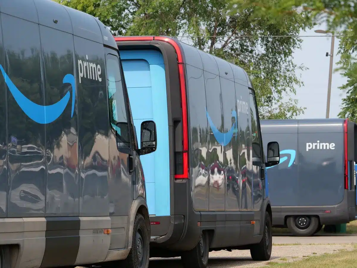 Sivut sähköpostitse toimitettu pakettiauto kaupunkikatulla
