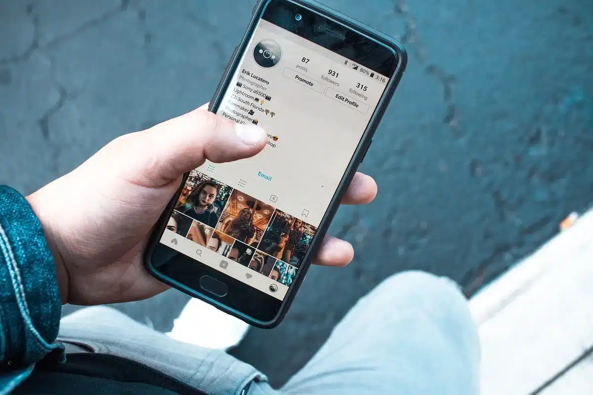Smartphone displaying a privacy settings panel with toggles