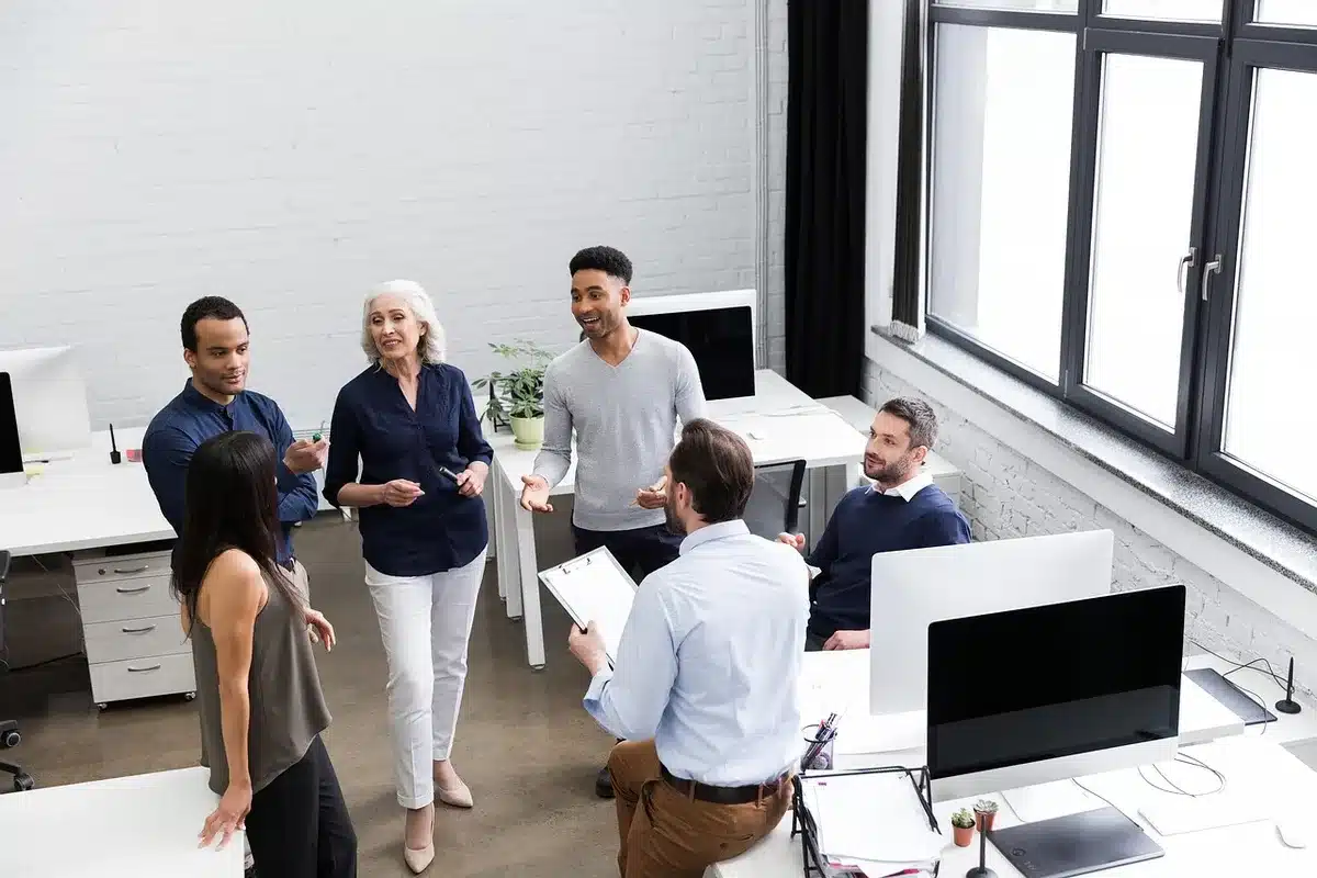 Equipo de trabajo discutiendo cumplimiento en una sala de reuniones