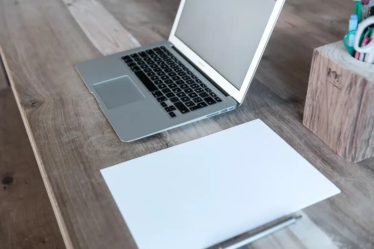 Editor reviewing Discover and News metrics on a laptop