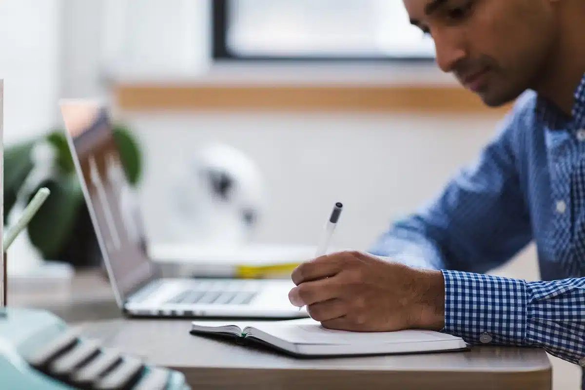 Rédacteur travaillant un titre sur un bureau avec ordinateur